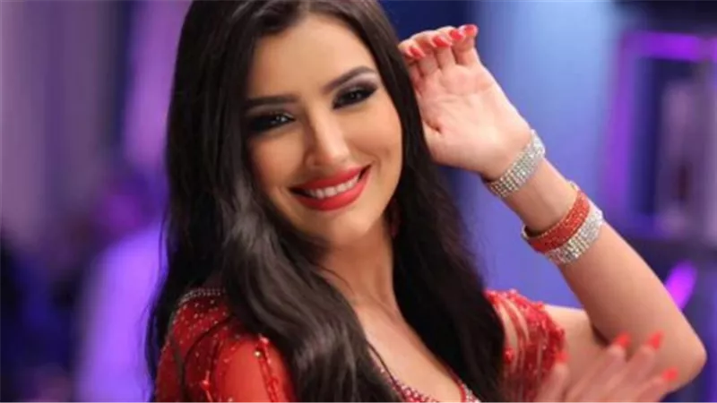 مي عمر وأسلوبها الفريد في أسبوع الموضة بباريس يجذب الإعلام العالمي