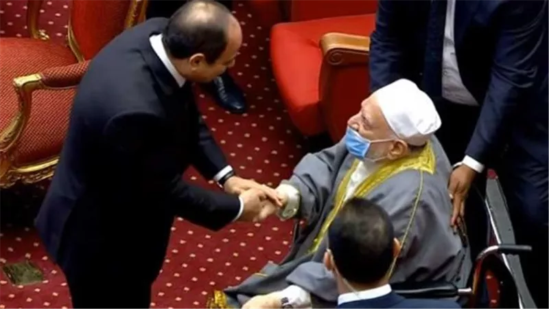 مشاهد إنسانية بين السيسي وأحمد عمر هاشم.. احترام القيادة لرموز الدين والعلم