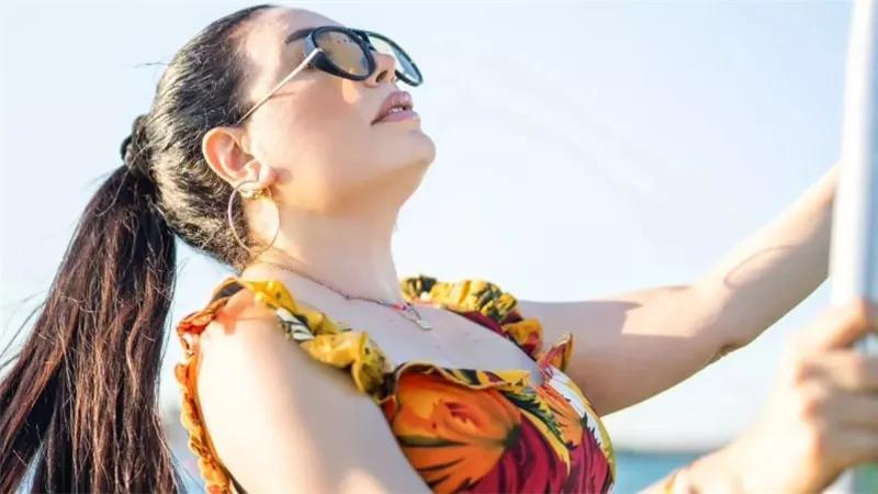 عبير صبري تنهي فصل الصيف بألوان صيفية زاهية