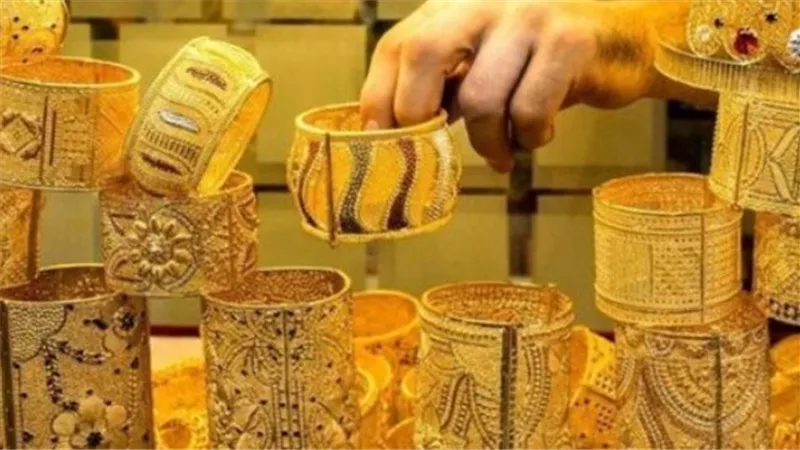 سعر الذهب عالميًا مقابل محليًا: ارتفاع قياسي للأونصة الأمريكية