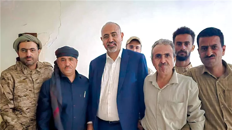 اللواء الزُبيدي يزور القائد صلاح الشنفرة ويؤكد على وحدة الصف الجنوبي