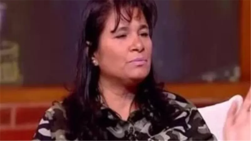 جدل واسع بعد ظهور الفنانة عزة سعيد في برنامج إدوارد