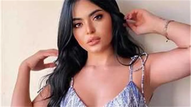 فستان أسماء جلال الفضي يخطف الأنظار في مهرجان الجونة السينمائي