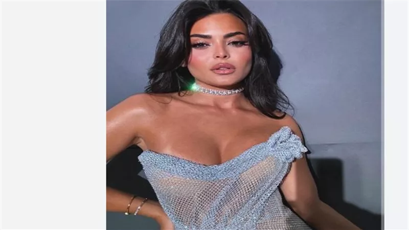 أسماء جلال تسرق الأضواء بفستان مرمر حليم الفضي