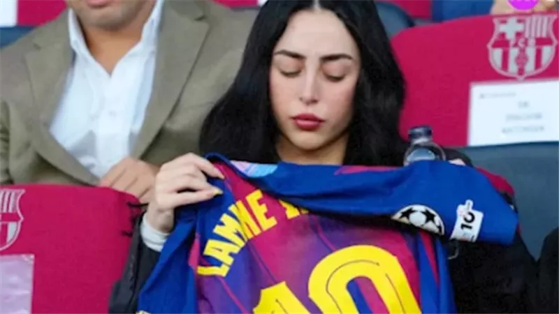 نيكي نيكول تدعم لامين يامال في دوري أبطال أوروبا: لحظات مميزة على مدرجات 