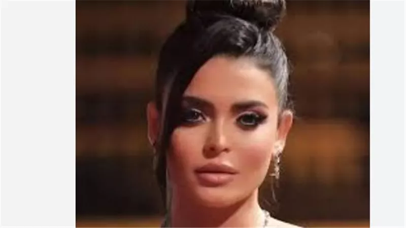 أسماء جلال تخطف الأضواء بفستان لامع في مهرجان الجونة