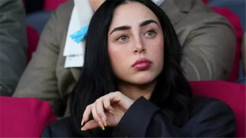 قبل الكلاسيكو: نيكي نيكول تنفي الحمل وتؤكد قوة علاقتها بلامين يامال من مدرجات برشلونة