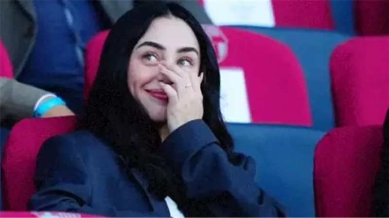 دعم نيكي نيكول للامين يامال من المدرجات