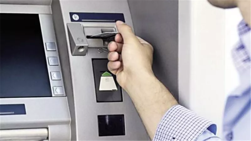 البدائل الرقمية: الخدمات البنكية المتاحة على مدار 24 ساعة (ATM والإنترنت البنكي)