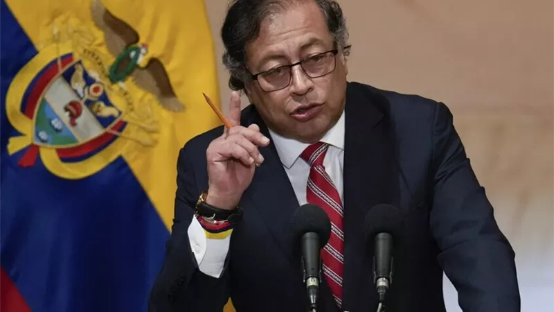 أزمة غير متوقعة للرئيس الكولومبي في إسبانيا.. عقوبات أمريكية تعرقل تزويد الطائرة الرئاسية بالوقود
