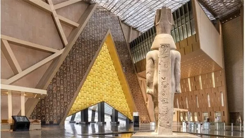 عماد متعب يحتفل بالافتتاح التاريخي للمتحف المصري الكبير بالزي الفرعوني: 