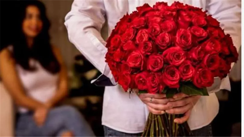 4 نوفمبر vs 14 فبراير: لماذا يحتفل المصريون بـ عيد الحب مرتين؟