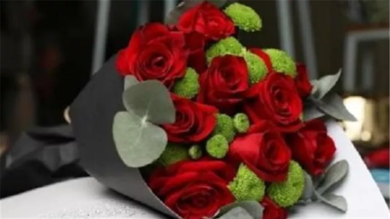 لماذا لم يعد عيد الحب ينتظره المصريون بشغف؟ رحلة من البساطة إلى التفاخر