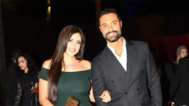  أناقة لافتة ورشاقة طاغية: ياسمين عبد العزيز تتألق بالأسود في حفل زفاف هادي الباجوري