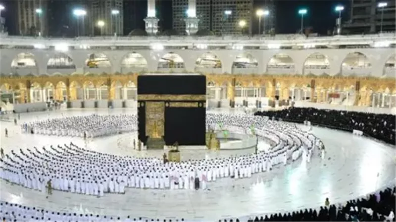 الحرم المكي مباشر 24/7: نافذة الروحانية إلى قلب مكة المكرمة والكعبة المشرفة