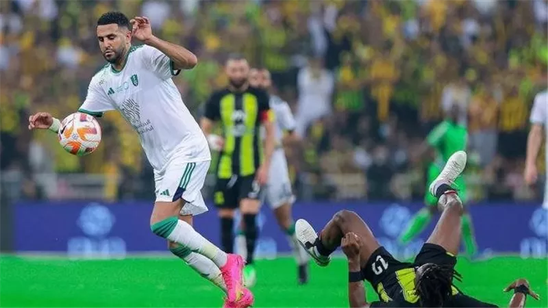 محرز يقود الأهلي لفوز مثير على الاتحاد في قمة الدوري السعودي
