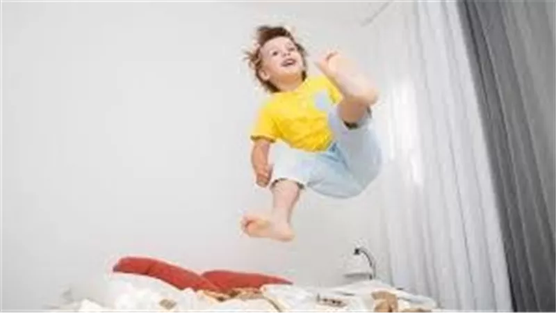 لماذا يحدث فرط الحركة عند الأطفال؟.. تحذيرات طبية من الهواتف الذكية