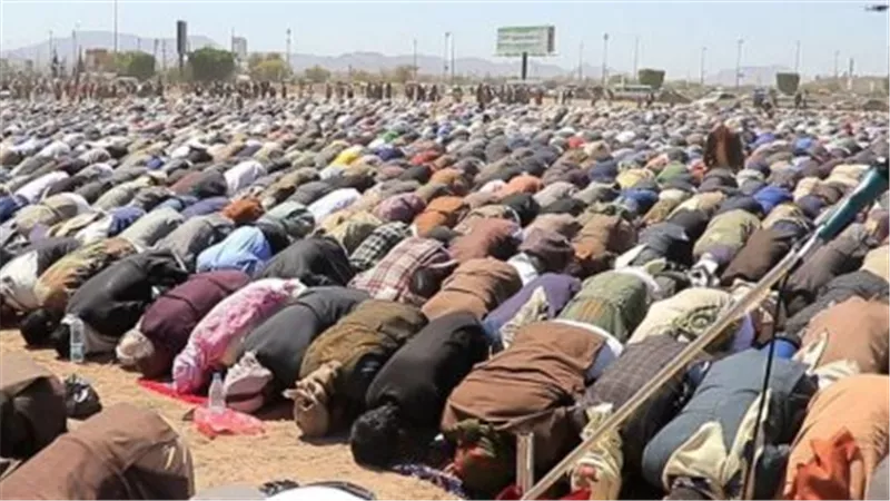 الفرق بين صلاة الاستسقاء وصلاة العيد في عدد التكبيرات ومكان الخطبة