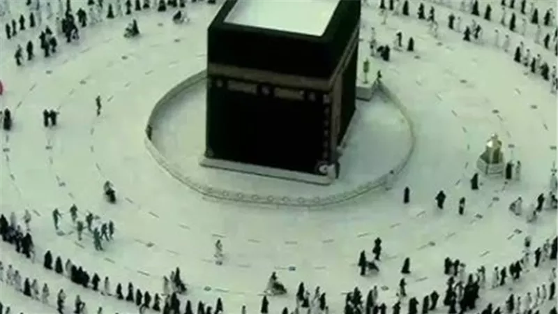 الحرم المكي.. قلب العالم النابض.. بث مباشر (القنوات الرسمية والمنصات الرقمية)