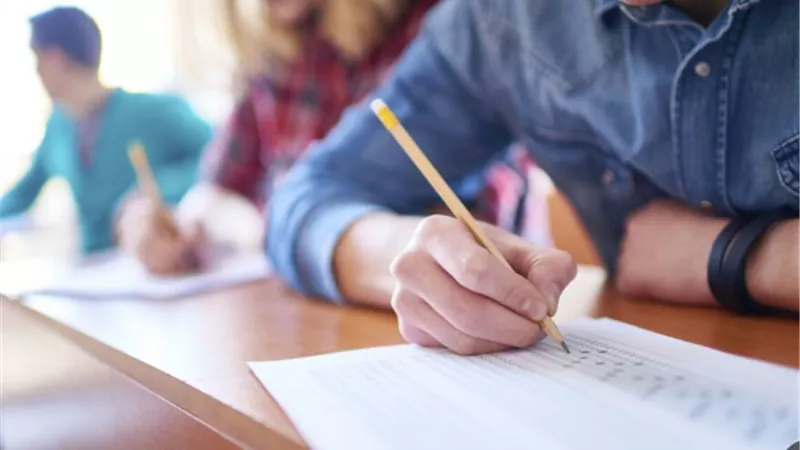 للطلاب وأولياء الأمور: قائمة المستندات الرسمية المطلوبة لملف استمارة الشهادة الإعدادية
