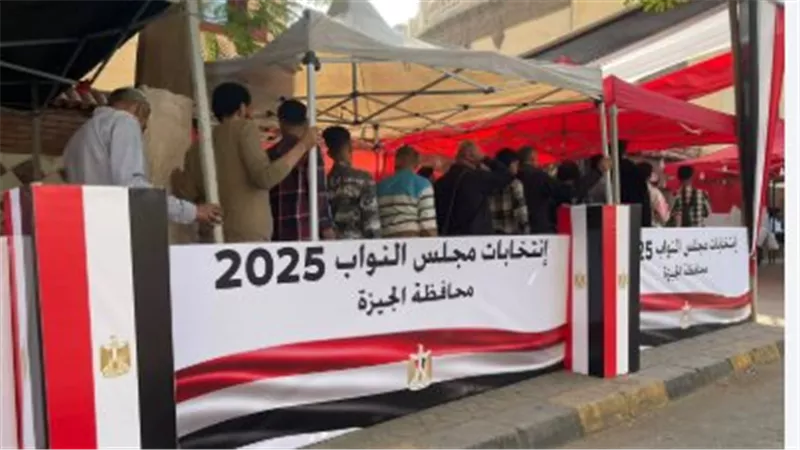 يحدث الآن.. طوابير أمام لجان التجمع الخامس قبل فتح أبواب اللجان فى انتخابات النواب (بث مباشر)