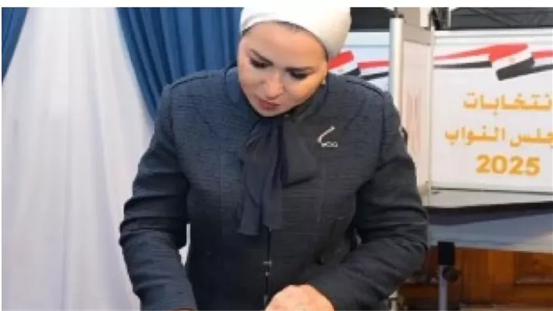 انتصار السيسي تدلي بصوتها في الانتخابات البرلمانية لمجلس النواب 2025