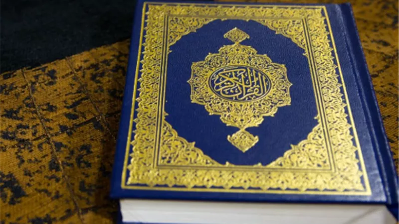 البحث في القرآن الكريم: أدوات متقدمة لاستخراج الآيات وتحليل سورة قرآن مكتوبة