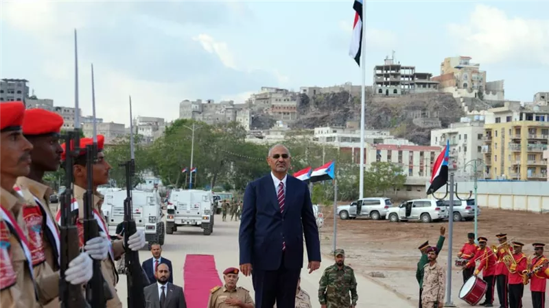  وفاء الشهداء: الزُبيدي يضع إكليلًا من الزهور على النصب التذكاري في عدن بذكرى الاستقلال (صور)