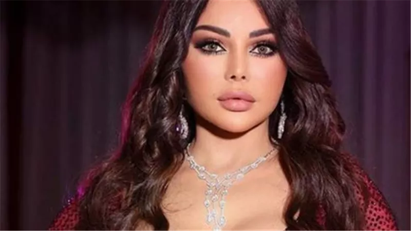 موضة اللون الأسود: سر إطلالة هيفاء وهبي النحيفة ومكياج العيون القوي