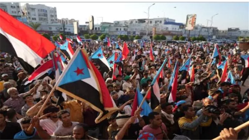 عدن تحسم مصيرها: الاعتصام المفتوح في ساحة العروض يطالب بـ 