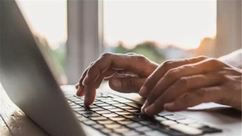 الحوكمة الإلكترونية: تصريح العمل 2025 خطوة رائدة نحو مستقبل خدمات حكومية سلسة