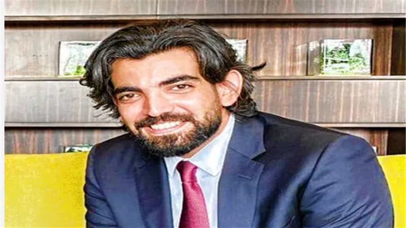 دلالات تاريخية: عمرو البيض يدخل قصر معاشيق في عدن لأول مرة منذ 3 عقود.. 