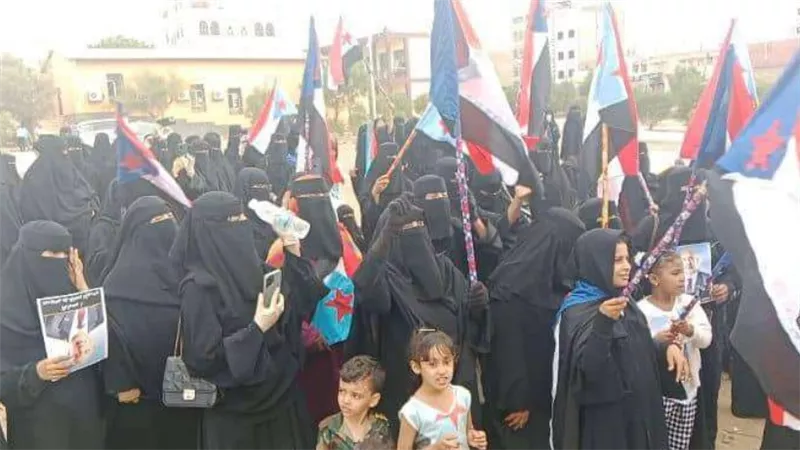 بالصور.. أعلام الجنوب العربي ترفرف في سماء ردفان بمطالبات حاسمة للاستقلال
