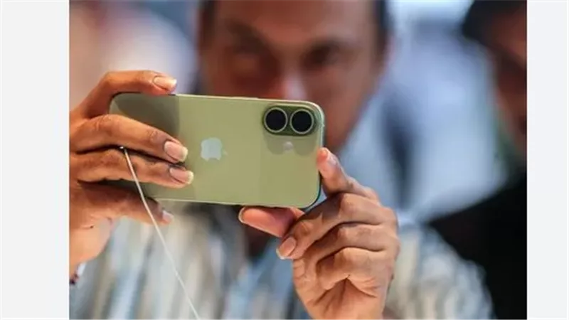 تسريبات iPhone 18: ذاكرة 12 جيجابايت وكاميرا احترافية بفتحة عدسة متغيرة