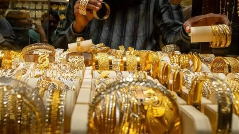 أسعار الذهب اليوم ومستقبل الدولار 2026: لماذا سجل المعدن الأصفر مستويات قياسية مع تراجع العملة الأمريكية؟