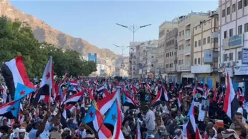 مليونية المكلا وسيئون: استفتاء شعبي يرسخ شرعية الانتقالي ويحمي الانتصارات الجنوبية