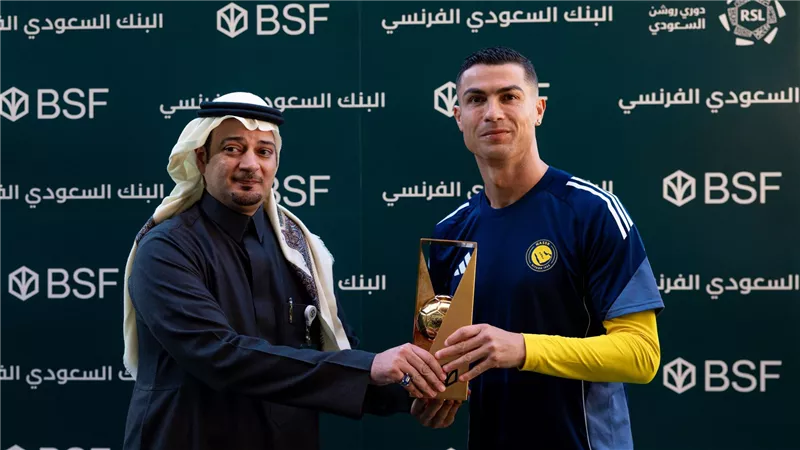 ما هي الكأس الذهبية التي استلمها رونالدو قبل مباراة الأخدود؟
