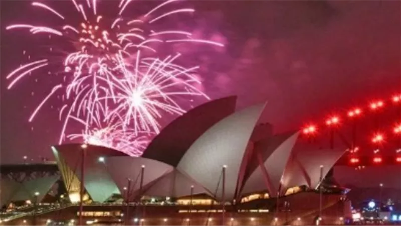 أجمل رسائل تهنئة بالعام الجديد 2026.. عبارات راقية للأهل والأصدقاء