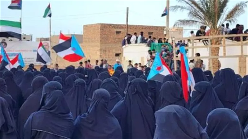 سقطرى تنتفض.. اعتصام مفتوح للمطالبة برحيل القوات السعودية وحرائر الأرخبيل يشاركن في الحراك الشعبي