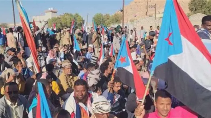 انتفاضة شعبية في سيئون: أبناء حضرموت يعيدون رفع أعلام الجنوب ويتحدون مليشيا الإخوان