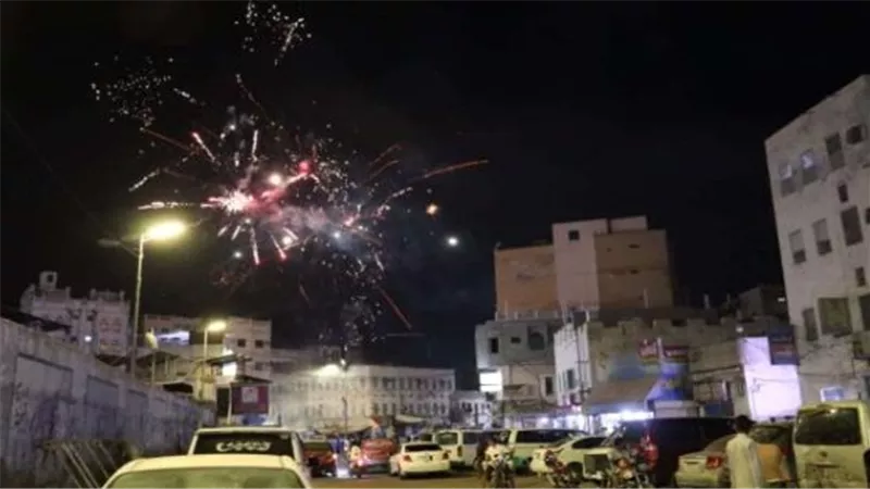 لحج الخضراء تفيض بالفرح: ساحة الحرية بالحوطة تحتفي بدستور الجنوب العربي وتمهد لمليونية 