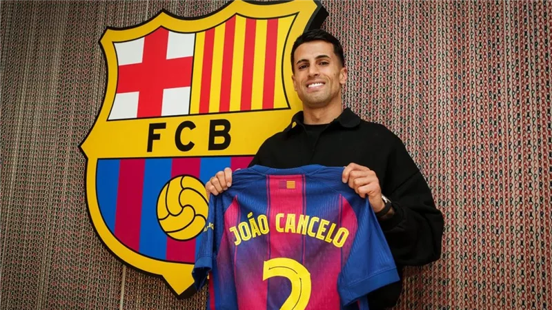 برشلونة يستقر على قيد كانسيلو في قائمته بدوري أبطال أوروبا