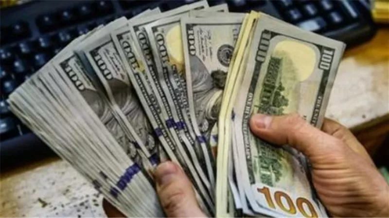تحديث سعر الدولار الآن في مصر.. المركزي والبنوك الكبرى تسجل أرقامًا متقاربة بمنتصف التعاملات