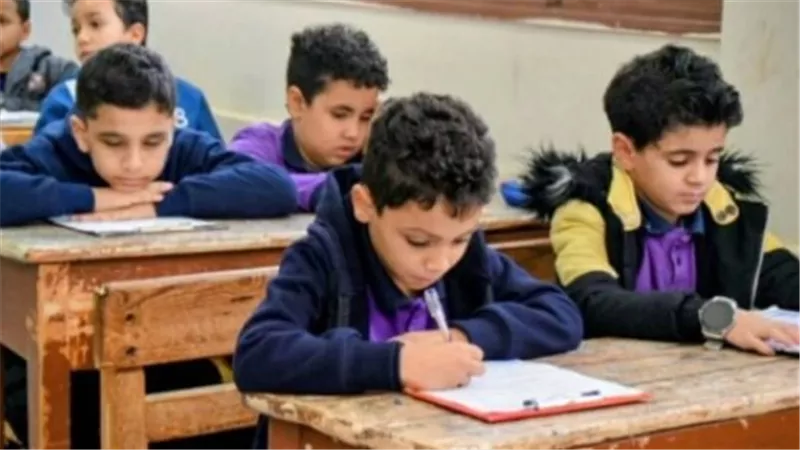 الألوان بدلًا من الدرجات.. كيف تفهم مستوى ابنك في نظام تقييم رابعة ابتدائي الجديد؟