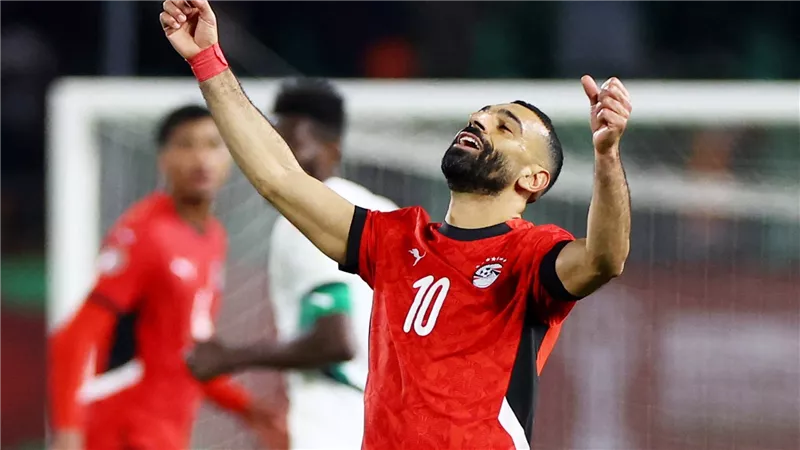 مدرب فاقد الثقة.. أحمد عبد الباسط يهاجم أرني سلوت بسبب محمد صلاح
