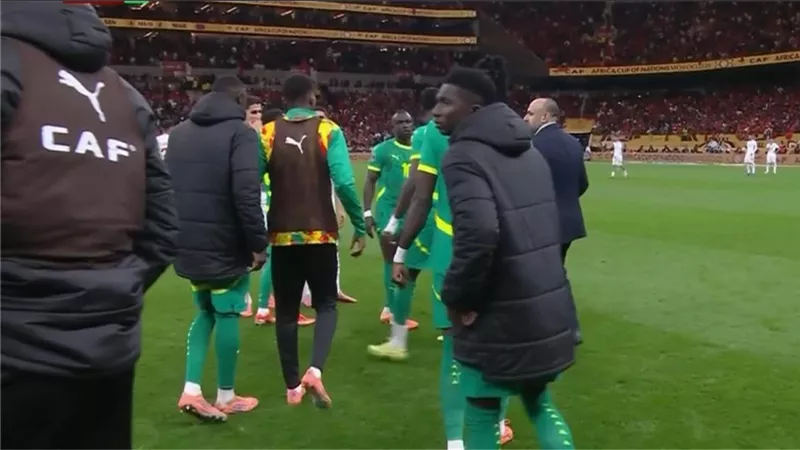 عقوبات قاسية تنتظر منتخب السنغال ومدربه وبعض لاعبيه بعد أزمة نهائي أمم إفريقيا