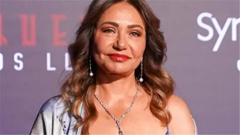 ليلى علوي تتصدر التريند برسائل حب لنجمات الفن مي عز الدين وأنغام