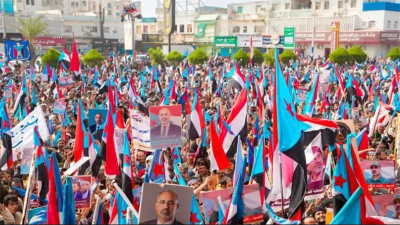 رفع أعلام الجنوب في مليونية عدن وهتافات تطالب بحل للقضية الجنوبية