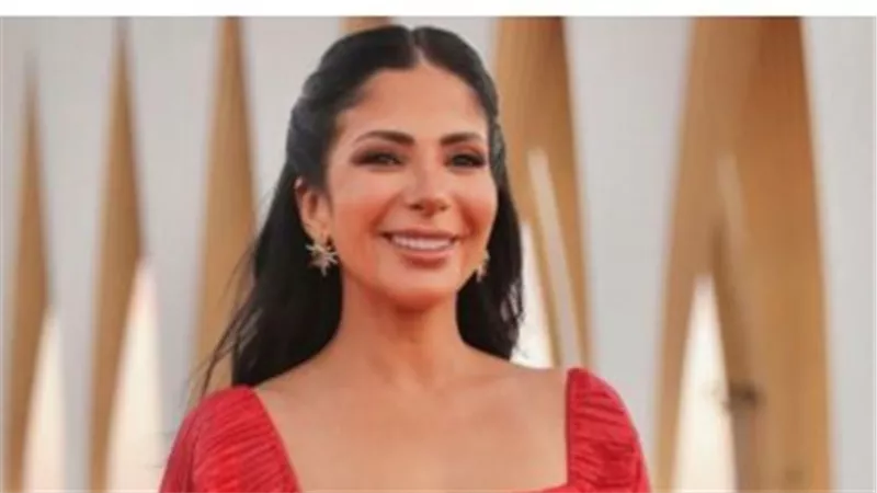 بعد صورها الأخيرة.. هل أصبحت منى زكي أيقونة الموضة الأولى في مصر؟