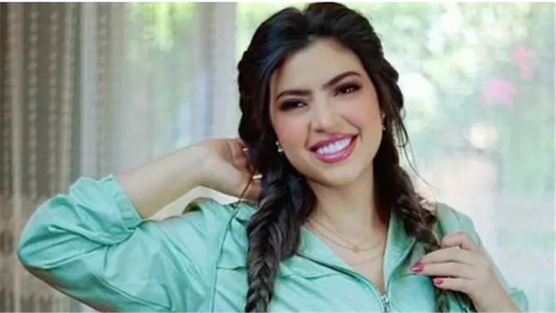 ميرنا جميل تتألق بفستان 